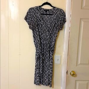 Women’s banana republic dress. Ties at the waist.
